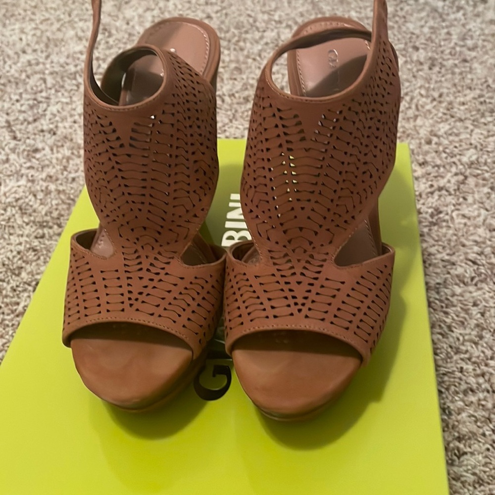 Never worn brand new, it’s a size 7 but fits like a 6.5